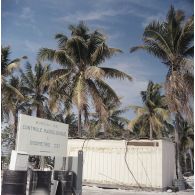 Shelter et panneau "Bureau de contrôle radiologique et dosimétrie CS1", probablement sur la base avancée du Centre d'expérimentations du Pacifique (CEP) sur l'atoll d'Hao ou à Moruroa.