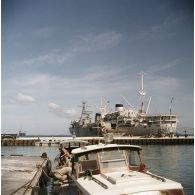 Le bâtiment de soutien logistique (BSS) Rance (A618) et le bâtiment-base (BB) Maurienne (A637) à quai, probablement au port de la base avancée du centre d'expérimentations du Pacifique (CEP) sur l'atoll d'Hao ou à Moruroa..
