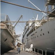 Le bâtiment de soutien logistique (BSS) Rance A618 et le bâtiment-base (BB) Maurienne A637 à quai, probablement au port de la base avancée du centre d'expérimentations du Pacifique (CEP) sur l'atoll d'Hao ou à Moruroa.