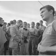 Michel Debré, ministre d'Etat chargé de la Défense, suite à l'expérience atomique du tir Licorne du 3 juillet 1970, s'entretient avec les jeunes marins du croiseur de commandement De Grasse  équipés de lunettes de protection.