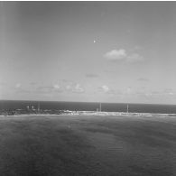Préparatifs et mise en place des matériels pour le tir d'essai nucléaire Licorne du 3 juillet 1970 à Moruroa (Mururoa). Vue aérienne du ballon captif en vol à proximité du point zéro et d'un site de recueil de mesures.