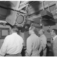 H5. Visite des installations à bord du croiseur de commandement De Grasse de Michel Debré, ministre de la Défense, lors du tir Licorne du 3 juillet 1970.