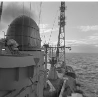 A bord du croiseur de commandement De Grasse : groupes radar, antenne de transmission sur le pont arrière.