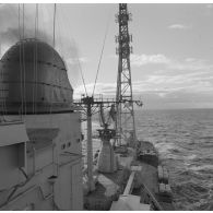 A bord du croiseur de commandement De Grasse : groupes radar, antenne de transmission sur le pont arrière.