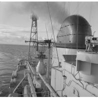 A bord du croiseur de commandement De Grasse : groupes radar, antenne de transmission sur le pont arrière.