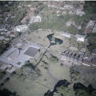 Vue aérienne de la place Tarahoi à Papeete, entourée de la résidence du gouverneur (ou haussariat) et de l'Assemblée de la Polynésie française, et du parc Bougainville.
