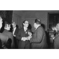Robert Galley, ministre des Armées, donne un cocktail en l'honneur des journalistes spécialisés ayant participé au voyage en Polynésie française, et reçoit leurs voeux dans les salons de l'hôtel de Brienne.