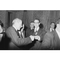 Robert Galley, ministre des Armées, donne un cocktail en l'honneur des journalistes spécialisés ayant participé au voyage en Polynésie française, et reçoit leurs voeux dans les salons de l'hôtel de Brienne.