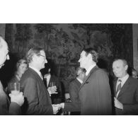 Robert Galley, ministre des Armées, donne un cocktail en l'honneur des journalistes spécialisés ayant participé au voyage en Polynésie française, et reçoit leurs voeux dans les salons de l'hôtel de Brienne.