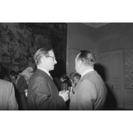 Robert Galley, ministre des Armées, donne un cocktail en l'honneur des journalistes spécialisés ayant participé au voyage en Polynésie française, et reçoit leurs voeux dans les salons de l'hôtel de Brienne.