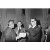 Robert Galley, ministre des Armées, donne un cocktail en l'honneur des journalistes spécialisés ayant participé au voyage en Polynésie française, et reçoit leurs voeux dans les salons de l'hôtel de Brienne.
