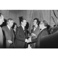 Robert Galley, ministre des Armées, donne un cocktail en l'honneur des journalistes spécialisés ayant participé au voyage en Polynésie française, et reçoit leurs voeux dans les salons de l'hôtel de Brienne.