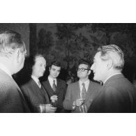 Robert Galley, ministre des Armées, donne un cocktail en l'honneur des journalistes spécialisés ayant participé au voyage en Polynésie française, et reçoit leurs voeux dans les salons de l'hôtel de Brienne.