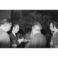 Robert Galley, ministre des Armées, donne un cocktail en l'honneur des journalistes spécialisés ayant participé au voyage en Polynésie française, et reçoit leurs voeux dans les salons de l'hôtel de Brienne.
