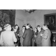 Robert Galley, ministre des Armées, donne un cocktail en l'honneur des journalistes spécialisés ayant participé au voyage en Polynésie française, et reçoit leurs voeux dans les salons de l'hôtel de Brienne.
