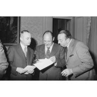 Le ministre des Armées donne un cocktail en l'honneur des journalistes spécialisés ayant participé au voyage en Polynésie française, et reçoit leurs voeux dans les salons de l'hôtel de Brienne. Consultation de photographies.