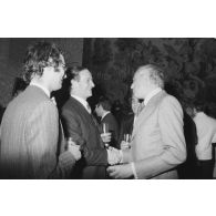 Robert Galley, ministre des Armées, donne un cocktail en l'honneur des journalistes spécialisés ayant participé au voyage en Polynésie française, et reçoit leurs voeux dans les salons de l'hôtel de Brienne.