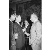 Robert Galley, ministre des Armées, donne un cocktail en l'honneur des journalistes spécialisés ayant participé au voyage en Polynésie française, et reçoit leurs voeux dans les salons de l'hôtel de Brienne.