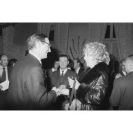 Robert Galley, ministre des Armées, donne un cocktail en l'honneur des journalistes spécialisés ayant participé au voyage en Polynésie française, et reçoit leurs voeux dans les salons de l'hôtel de Brienne.