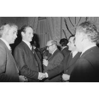 Robert Galley, ministre des Armées, donne un cocktail en l'honneur des journalistes spécialisés ayant participé au voyage en Polynésie française, et reçoit leurs voeux dans les salons de l'hôtel de Brienne.