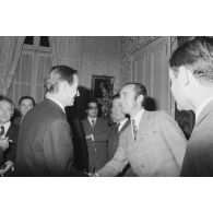 Robert Galley, ministre des Armées, donne un cocktail en l'honneur des journalistes spécialisés ayant participé au voyage en Polynésie française, et reçoit leurs voeux dans les salons de l'hôtel de Brienne.