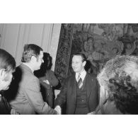 Robert Galley, ministre des Armées, donne un cocktail en l'honneur des journalistes spécialisés ayant participé au voyage en Polynésie française, et reçoit leurs voeux dans les salons de l'hôtel de Brienne.