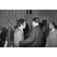 Robert Galley, ministre des Armées, donne un cocktail en l'honneur des journalistes spécialisés ayant participé au voyage en Polynésie française, et reçoit leurs voeux dans les salons de l'hôtel de Brienne.