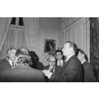 Robert Galley, ministre des Armées, donne un cocktail en l'honneur des journalistes spécialisés ayant participé au voyage en Polynésie française, et reçoit leurs voeux dans les salons de l'hôtel de Brienne.