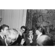 Robert Galley, ministre des Armées, donne un cocktail en l'honneur des journalistes spécialisés ayant participé au voyage en Polynésie française, et reçoit leurs voeux dans les salons de l'hôtel de Brienne.