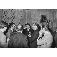 Robert Galley, ministre des Armées, donne un cocktail en l'honneur des journalistes spécialisés ayant participé au voyage en Polynésie française, et reçoit leurs voeux dans les salons de l'hôtel de Brienne.