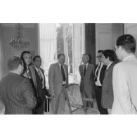 Une délégation d'élus de la Polynésie française, conduite par Gaston Flosse, vice-président du conseil de gouvernement de Polynésie et ancien député, est reçue en audience par le ministre de la Défense et des membres de son cabinet à l'hôtel de Brienne.