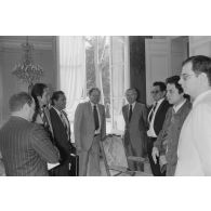 Une délégation d'élus de la Polynésie française, conduite par Gaston Flosse, vice-président du conseil de gouvernement de Polynésie et ancien député, est reçue en audience par le ministre de la Défense et des membres de son cabinet à l'hôtel de Brienne.