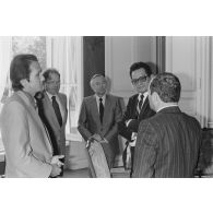 Une délégation d'élus de la Polynésie française, conduite par Gaston Flosse, vice-président du conseil de gouvernement de Polynésie et ancien député, est reçue en audience par le ministre de la Défense et des membres de son cabinet à l'hôtel de Brienne.