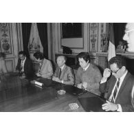 Une délégation d'élus de la Polynésie française, conduite par Gaston Flosse, vice-président du conseil de gouvernement de Polynésie et ancien député, est reçue en audience par le ministre de la Défense à l'hôtel de Brienne.