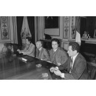 Une délégation d'élus de la Polynésie française, conduite par Gaston Flosse, vice-président du conseil de gouvernement de Polynésie et ancien député, est reçue en audience par le ministre de la Défense à l'hôtel de Brienne.