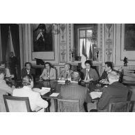Charles Hernu, ministre de la Défense, entouré de membres de son cabinet, reçoit en audience une délégation d'élus de la Polynésie française conduite par Gaston Flosse.