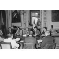 Charles Hernu, ministre de la Défense, entouré de membres de son cabinet, reçoit en audience une délégation d'élus de la Polynésie française conduite par Gaston Flosse.