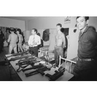 Après la pluie, visite dans une chambrée du régiment d'infanterie de marine du Pacifique-Polynésie (RIMaP-P) de Georges Lemoine, secrétaire d'Etat à la Défense. Présentation d'armes.