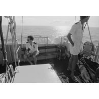 Sortie en mer du patrouilleur La Combattante P730 pour une course de pirogues à l'île de Moorea. Un aspirant et l'enseigne de vaisseau Levet, commandant en second, en passerelle.