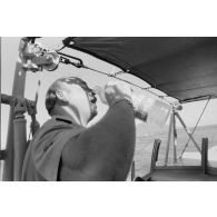 Sortie en mer du patrouilleur La Combattante P730 pour une course de pirogues à l'île de Moorea. Un marin se désaltère en passerelle.