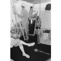 Sortie en mer du patrouilleur La Combattante P730 pour une course de pirogues à l'île de Moorea. Repos en passerelle.