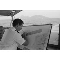 Sortie en mer du patrouilleur La Combattante P730 pour une course de pirogues à l'île de Moorea. Le point sur la carte marine en vue de Moorea.