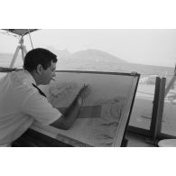 Sortie en mer du patrouilleur La Combattante P730 pour une course de pirogues à l'île de Moorea. Le point sur la carte marine en vue de Moorea.