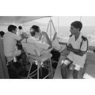 Sortie en mer du patrouilleur La Combattante P730 pour une course de pirogues à l'île de Moorea. Le capitaine de corvette Miquel, commandant La Combattante, et l'enseigne de vaisseau Levet, commandant en second.