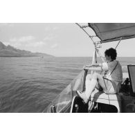 Sortie en mer du patrouilleur La Combattante P730 pour une course de pirogues à l'île de Moorea. Un officier de réserve effectuant une période.