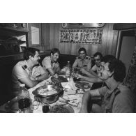 Sortie en mer du patrouilleur La Combattante P730 pour une course de pirogues à l'île de Moorea. Repas au poste des officiers mariniers.