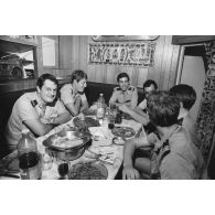 Sortie en mer du patrouilleur La Combattante P730 pour une course de pirogues à l'île de Moorea. Le poste des officiers mariniers.