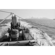 Sortie en mer du patrouilleur La Combattante P730 pour une course de pirogues à l'île de Moorea. De Moorea à Papeete.