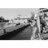 Sortie en mer du patrouilleur La Combattante P730 pour une course de pirogues à l'île de Moorea. Poste de manoeuvre, accostage.