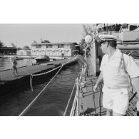 Sortie en mer du patrouilleur La Combattante P730 pour une course de pirogues à l'île de Moorea. Poste de manoeuvre, accostage.